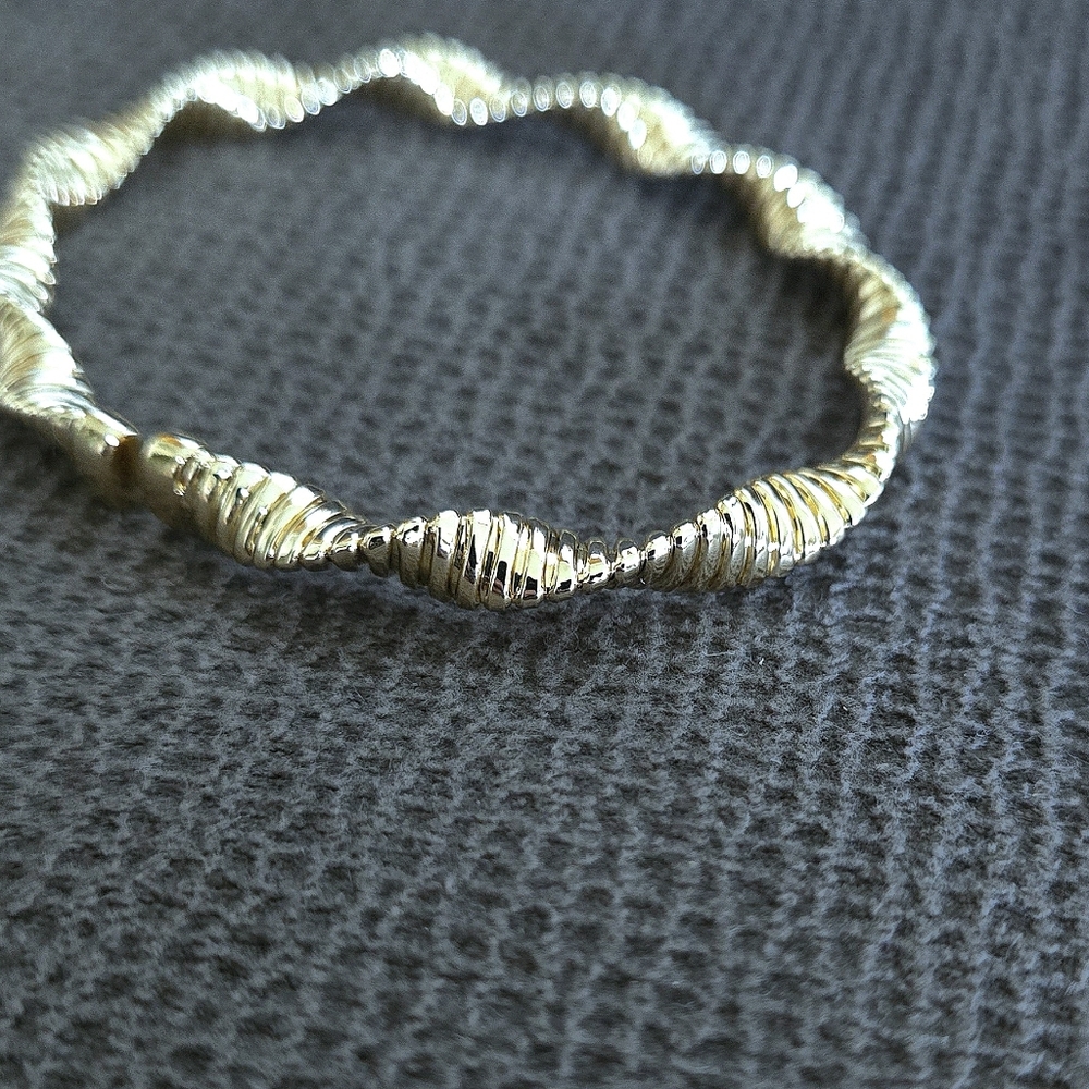 Caldelli Twisted🧬 Gold💛 Flexible Cuff Bracelet - NWT - Picture 5 of 16